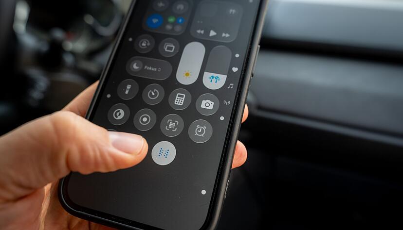 Im Kontrollzentrum des iPhones gibt es ein eigenes Icon mit Punkten zum An- und Ausschalten der Bewegungshinweise.