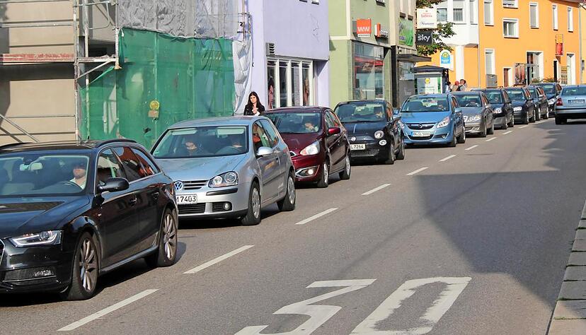 Wer auf der Frankenbacher Stra&szlig;e Richtung Neckartalstra&szlig;e durch Neckargartach will, muss am Morgen einiges an Geduld mitbringen.Foto: Alexander Klug