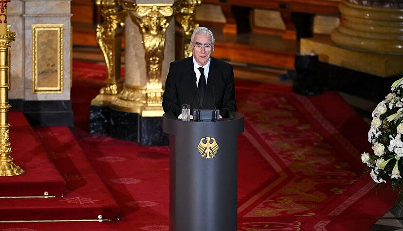 Der ehemalige Finanzminister Waigel findet bewegende Worte f&uuml;r seinen ehemaligen Staatssekret&auml;r K&ouml;hler.