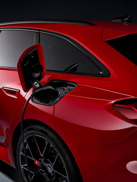 Der Akku des RS 5 l&auml;sst sich mit maximal 11 kW laden. Bis er voll ist, dauert es etwa zweieinhalb Stunden.