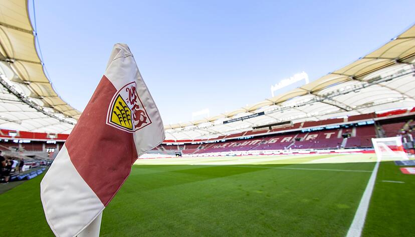 Eckfahne des VfB Stuttgart in der Mercedes-Benz Arena, die bald einen neuen Namen bekommt.