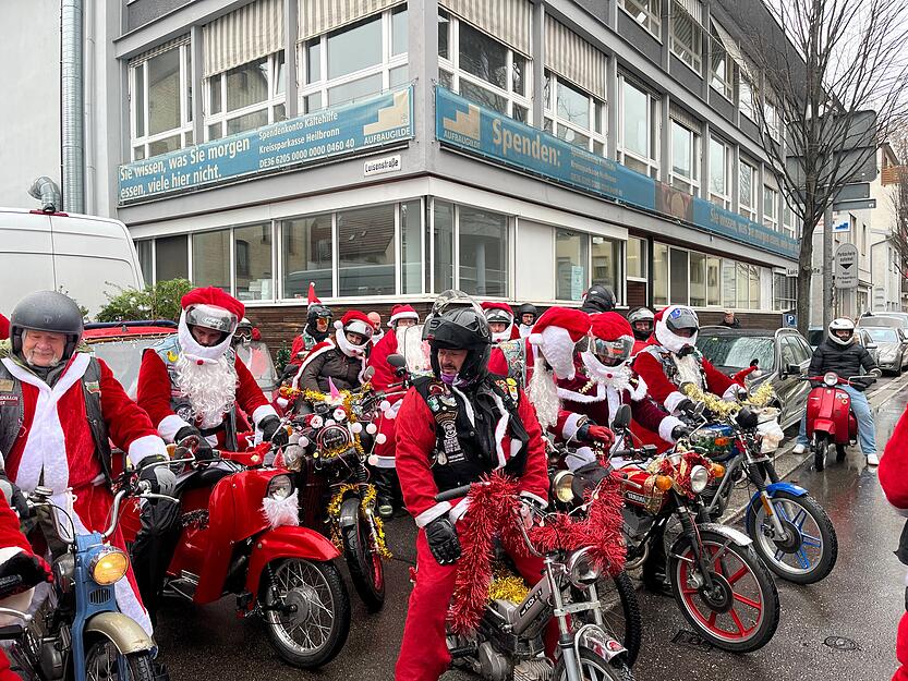 In roten und weißen Mänteln und Zipfelmützen zog eine Gruppe Nikoläuse auf Mofas durch die Straßen. In roten und weißen Mänteln und Zipfelmützen zog eine Gruppe Nikoläuse auf Mofas durch die Straßen.