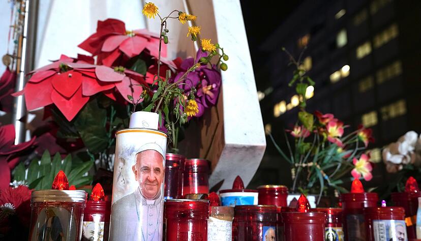 Die Sorge um Papst Franziskus ist seit seiner Einlieferung in die Gemelli-Klinik unter Gl&auml;ubigen auf der ganzen Welt gro&szlig;.
