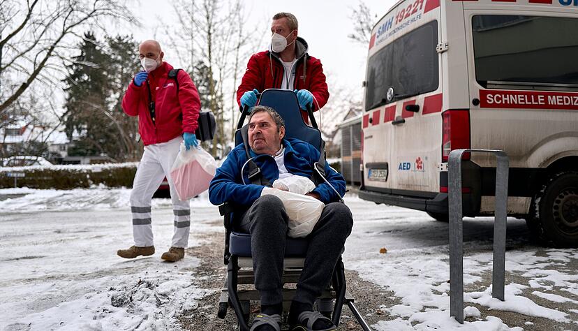 Etwa 100.000 Menschen, unter anderem auch Pflegebedürftige, waren von dem Stromausfall in Berlin betroffen. Etwa 100.000 Menschen, unter anderem auch Pflegebedürftige, waren von dem Stromausfall in Berlin betroffen.