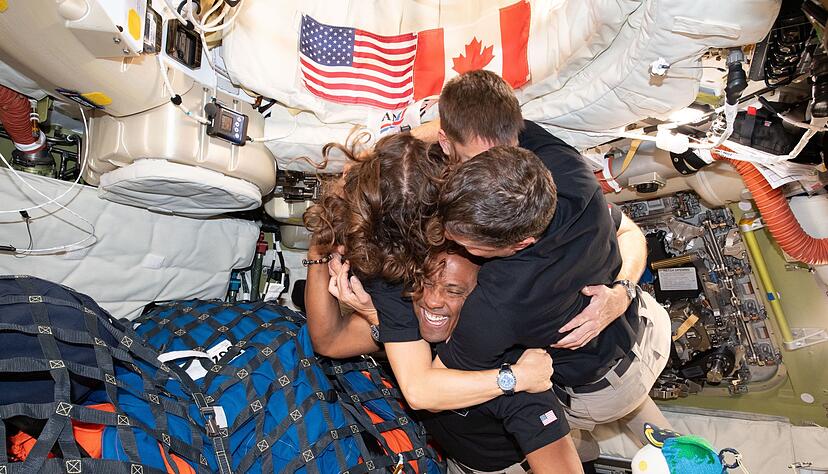 In der Nacht zum Samstag (MESZ) sollen die vier Astronauten wieder auf der Erde landen.