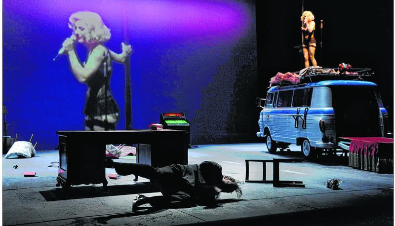 Die schöne Hure (Susan Ihlenfeld) auf dem Campingbus und der rechtschaffene Bürger (Stefan Eichberg) am Boden: "Lola" im Heilbronner Stadttheater.
Foto: Studio M 42