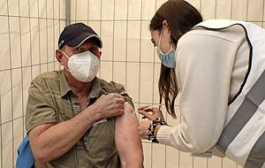 Dr. Fay Kosmopoulou impft Arnold Watzl (60) aus Eppingen. Der bedankte sich anschließend für den reibungslosen und zügigen Ablauf. Dr. Fay Kosmopoulou impft Arnold Watzl (60) aus Eppingen. Der bedankte sich anschließend für den reibungslosen und zügigen Ablauf.