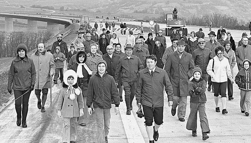 Zu Fuß ging es über die fertig gestellte Brücke − zum Teil in kurzen Hosen. Zu Fuß ging es über die fertig gestellte Brücke − zum Teil in kurzen Hosen.