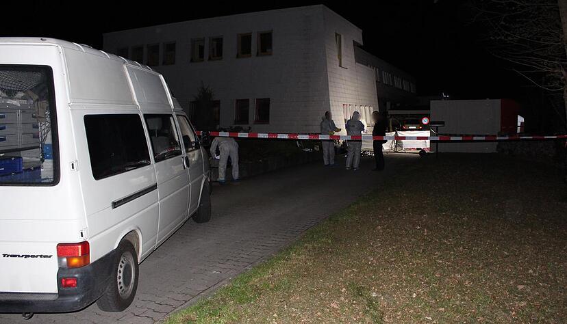 Die Polizei sichert in der Nacht der Tat Spuren am Tatort. Foto: Adrian Hoffmann