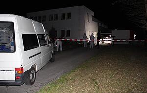 Die Polizei sichert in der Nacht der Tat Spuren am Tatort. Foto: Adrian Hoffmann