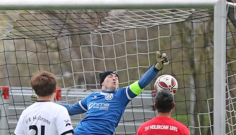 Bereits in der 3. Minute kassierte VfR-Keeper Jens Glatting bei einem von Selim Altuner geschossenen Freistoß das 0:1. Der SV Heilbronn siegte 4:0.
Foto: Bertok Bereits in der 3. Minute kassierte VfR-Keeper Jens Glatting bei einem von Selim Altuner geschossenen Freistoß das 0:1. Der SV Heilbronn siegte 4:0.
Foto: Bertok