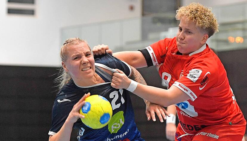 Neckarsulms Spielmacherin Sophie Lütke (links) musste sich immer wieder der resolut verteidigenden Natalie Mann erwehren. Mit insgesamt elf Toren prägte Lütke das Spiel der Sport-Union allerdings einmal mehr entscheidend. Neckarsulms Spielmacherin Sophie Lütke (links) musste sich immer wieder der resolut verteidigenden Natalie Mann erwehren. Mit insgesamt elf Toren prägte Lütke das Spiel der Sport-Union allerdings einmal mehr entscheidend.
