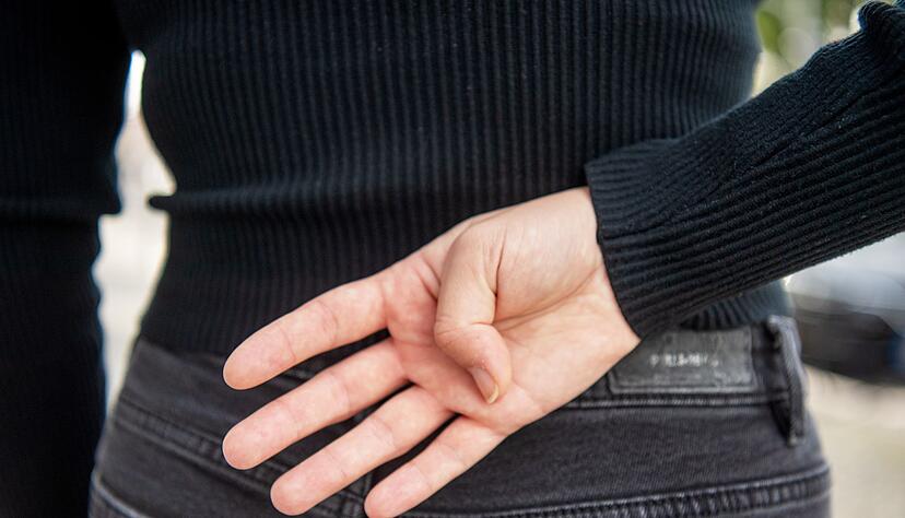 Wer die offene Hand zeigt und dann den Daumen in die Handfläche legt, signalisiert lautlos, dass er Unterstützung braucht. Wer die offene Hand zeigt und dann den Daumen in die Handfläche legt, signalisiert lautlos, dass er Unterstützung braucht.