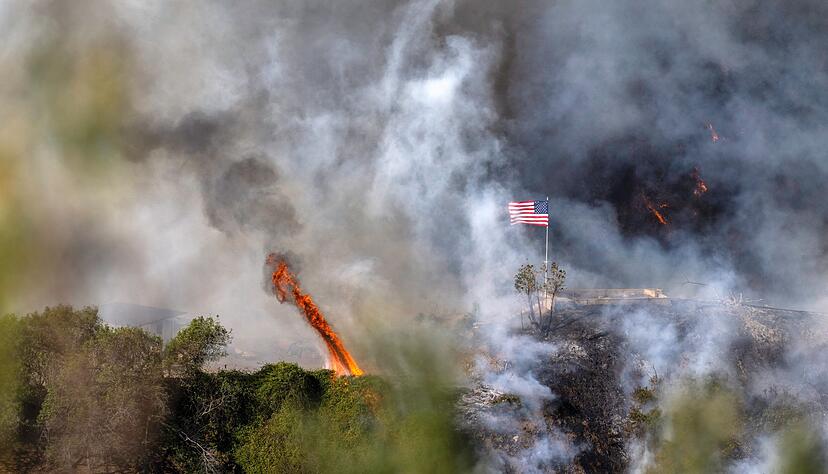 Eine amerikanische Flagge weht über einem Teil des Mandeville Canyon Eine amerikanische Flagge weht über einem Teil des Mandeville Canyon