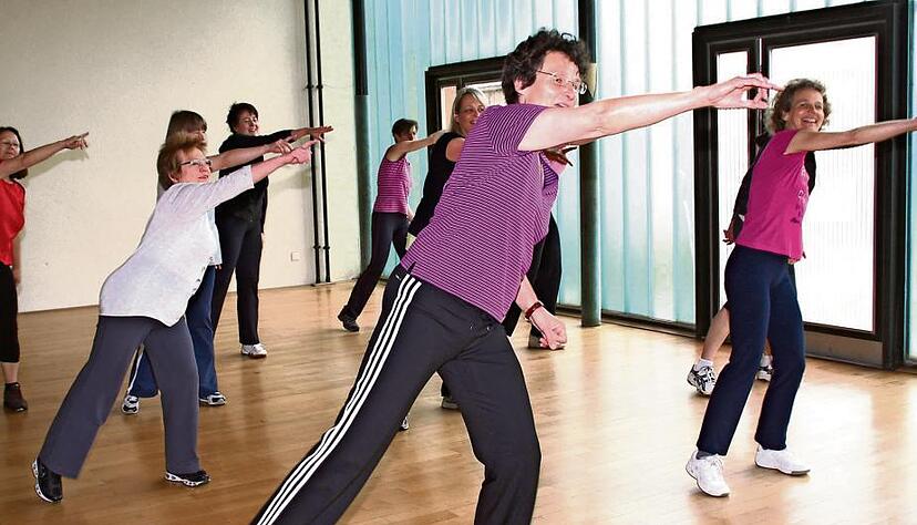 Auch Fitness- und Gesundheitskurse wie bei Luise Wetzler (Mitte) stehen bei der Außenstelle der VHS Unterland in der Stauferstadt hoch im Kurs.Foto: Ute Plückthun Auch Fitness- und Gesundheitskurse wie bei Luise Wetzler (Mitte) stehen bei der Außenstelle der VHS Unterland in der Stauferstadt hoch im Kurs.Foto: Ute Plückthun