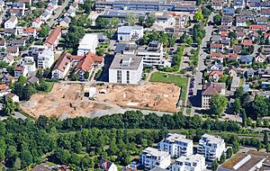 Die aktuell spannendste Baustelle ist die vom Hohenloher Krankenhaus. Römische Reste wurden hier gesichert. Noch nicht so viel zu sehen gibt es bei der HGÖ-Baustelle. Die wird mit über 45 Millionen Euro aber richtig teuer.
Luftbild: Rolf Mugele Die aktuell spannendste Baustelle ist die vom Hohenloher Krankenhaus. Römische Reste wurden hier gesichert. Noch nicht so viel zu sehen gibt es bei der HGÖ-Baustelle. Die wird mit über 45 Millionen Euro aber richtig teuer.
Luftbild: Rolf Mugele