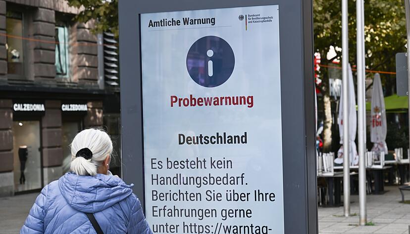 Auf den Werbetafeln in der Stuttgarter Innenstadt kam die Probewarnung mit Verzögerung an. Auf den Werbetafeln in der Stuttgarter Innenstadt kam die Probewarnung mit Verzögerung an.
