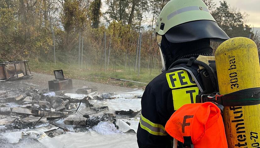 Immer wieder muss die Feuerwehr ausrücken, um den angezündeten Müll zu löschen. Foto: privat Immer wieder muss die Feuerwehr ausrücken, um den angezündeten Müll zu löschen. Foto: privat