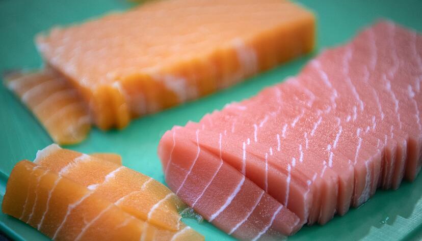 Sieht t&auml;uschend echt aus: Es gibt immer mehr Auswahl an pflanzlichem Fischersatz. Alternativen sind dann etwa Tapiokast&auml;rke (Maniokwurzel) sowie Glukose aus Algen.