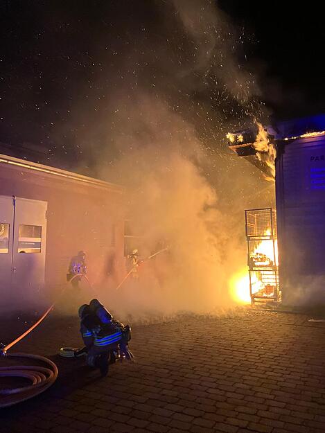 Ein Zeitungsausträger hatte das Feuer am frühen Morgen entdeckt und die Feuerwehr verständigt. Ein Zeitungsausträger hatte das Feuer am frühen Morgen entdeckt und die Feuerwehr verständigt.
