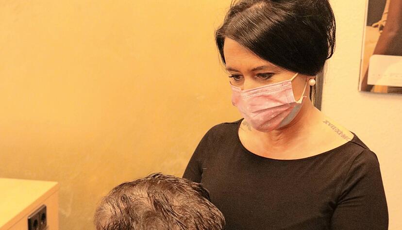 Beim Friseur quetscht man so viele Termine wie möglich in die zwei Tage. Beim Friseur quetscht man so viele Termine wie möglich in die zwei Tage.