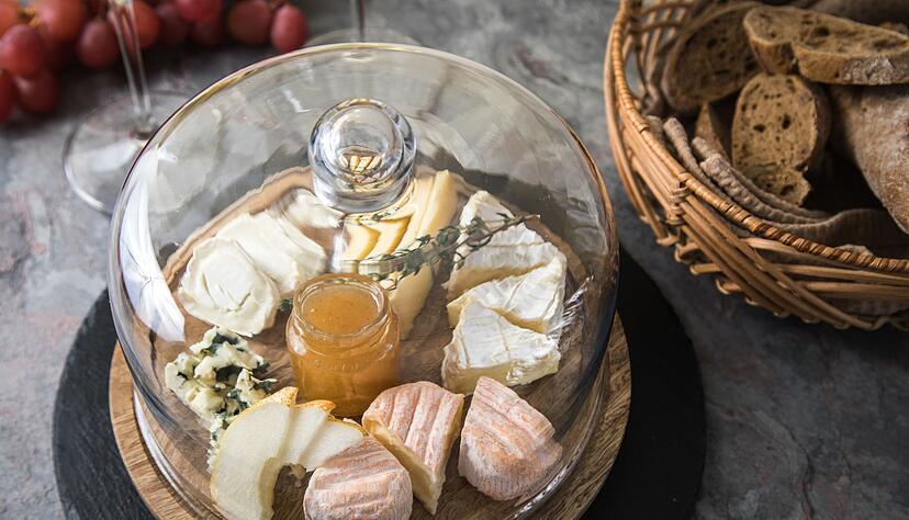 Sie möchten, dass der Käse möglichst lange genießbar bleibt? Dann setzen Sie lieber auf eine Käseglocke statt Silica-Gel. Sie möchten, dass der Käse möglichst lange genießbar bleibt? Dann setzen Sie lieber auf eine Käseglocke statt Silica-Gel.