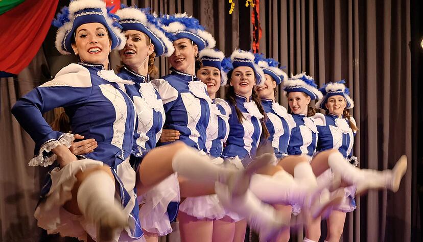 Und hoch das Bein: Die Jazztanzgruppe Out of Control begeistert mit ihrem Charme und einem schwungvollen Gardetanz die zahlreichen Narren in der Ingelfinger Stadthalle.
Fotos: Sonja Reichert