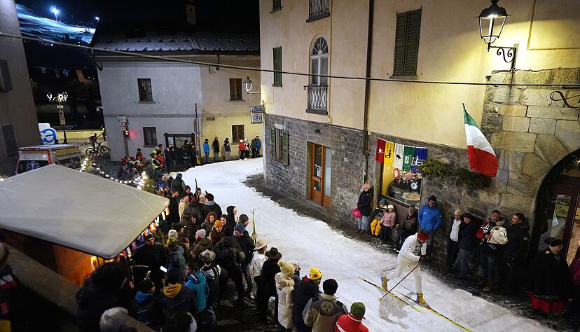 Bei dem traditionellen Langlauf durch die Altstadt von Bormio s&auml;umen viele Zuschauer den Weg.