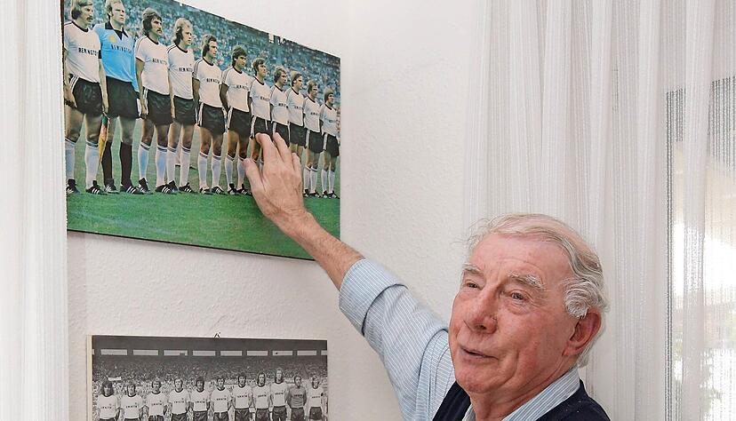 Szene aus 2016: Zahlreiche Erinnerungsfotos, Geschenke und Dokumente fu&szlig;ballerischer Zeitgeschichte bewahrte Dietrich Weise in seinem Arbeitszimmer in Heilbronn auf. Gestern ist der ehemalige Fu&szlig;balltrainer verstorben.
Foto: Andreas Veigel