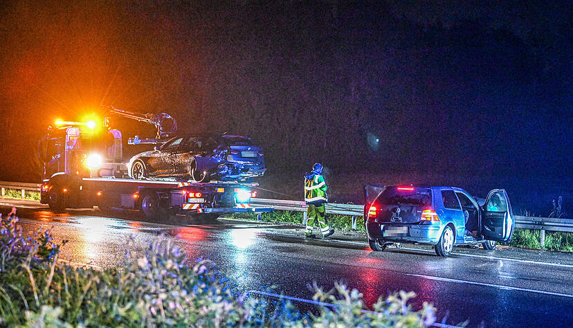 Zwei Unfallwagen werden am späten Abend auf der A5 zwischen Achern und Appenweier geborgen. Zwei Unfallwagen werden am späten Abend auf der A5 zwischen Achern und Appenweier geborgen.