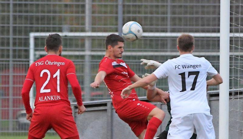 Manuel Martinez (Mitte) h&auml;tte in dieser Szene fast den Ausgleich erzielt . Doch irgendwie kommt der Torh&uuml;ter (verdeckt) des FC wangen noch an den Ball und verhindert so das 2:2.
Foto: Alexander Bertok