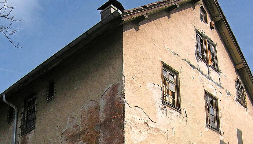 Vor der Sanierung war der Bau ein Schandfleck.
Foto: Archiv/Stolla