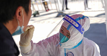 Ein medizinischer Angestellter entnimmt einem Anwohner eine Abstrichprobe f&uuml;r einen Nukleins&auml;uretest im Bezirk Daxing.