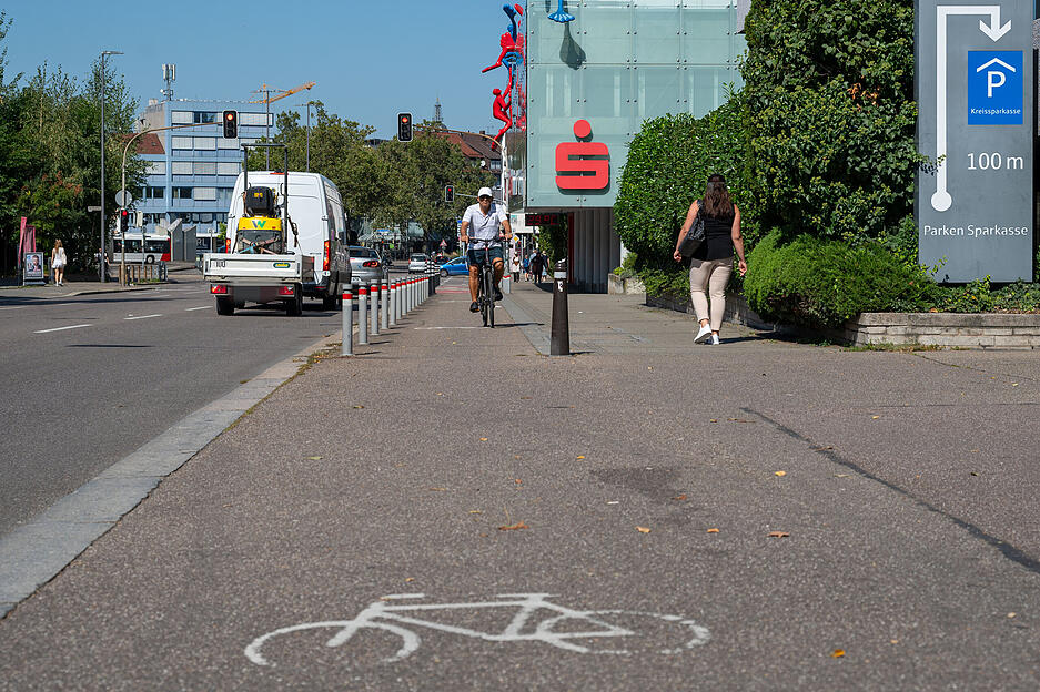 Der Radstreifen mündet im Bereich der Kreissparkasse in die Straße, davor halten häufig Autos.