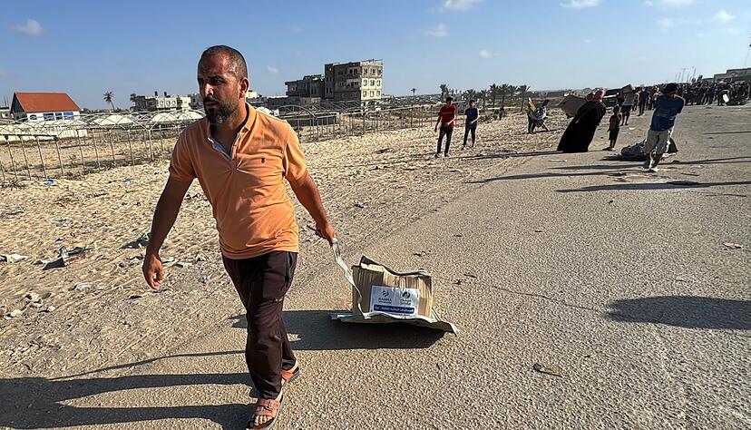 Pal&auml;stinenser mit Hilfsg&uuml;tern.