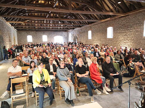 Der sanierte Innenraum zeigt freigelegte historische Bauelemente.