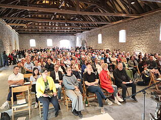 Der sanierte Innenraum zeigt freigelegte historische Bauelemente.