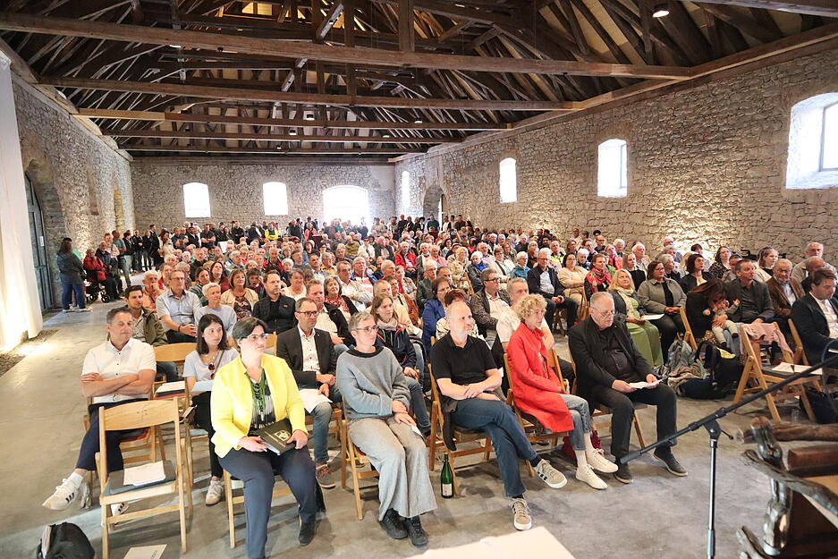 Der sanierte Innenraum zeigt freigelegte historische Bauelemente.