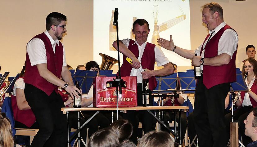 Einen besonderen Gag hat sich das Trio Rüdenauer, Bartel und Stausberg mit einem Solo an Bierflasche, Flaschenöffner und Klangflaschen einfallen lassen.
Fotos. Hauber