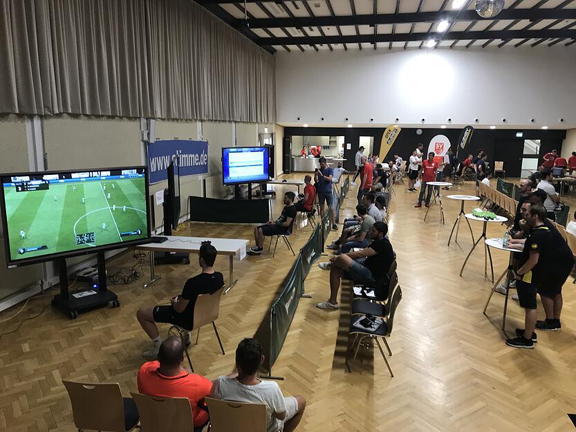In der Gemeindehalle Frankenbach findet am Wochenende die erste Fifa19-Stadtmeisterschaft statt. Foto: Tobias Wieland