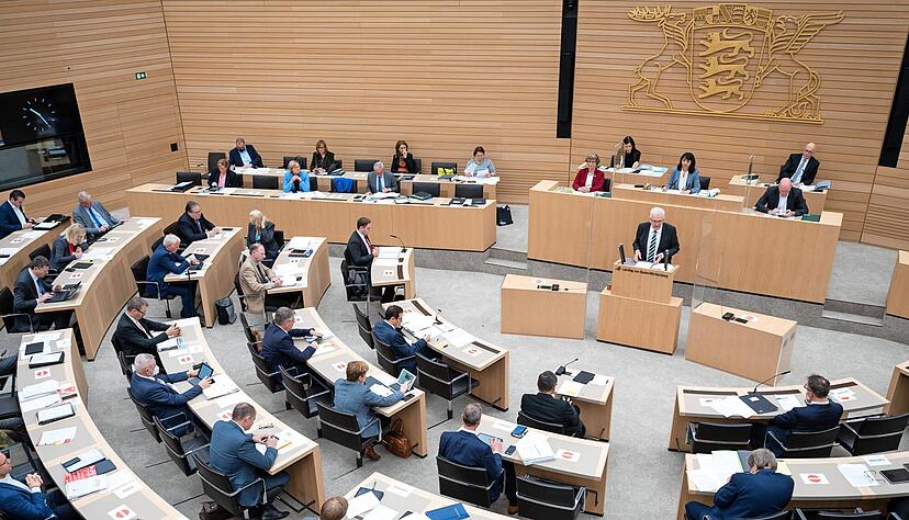 Winfried Kretschmann (Bündnis 90/Die Grünen, am Rednerpult) will bei der Landtagswahl am 14. März sein Amt als Ministerpräsident von Baden-Württemberg verteidigen.
Foto: dpa Winfried Kretschmann (Bündnis 90/Die Grünen, am Rednerpult) will bei der Landtagswahl am 14. März sein Amt als Ministerpräsident von Baden-Württemberg verteidigen.
Foto: dpa