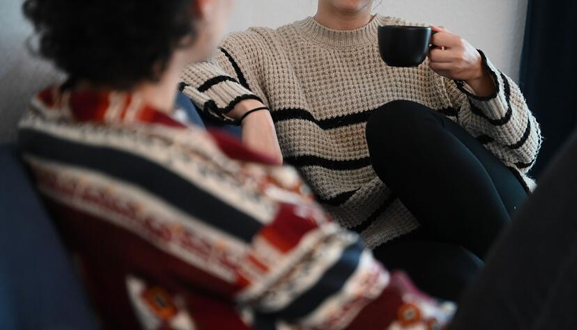 Ehrliches Interesse zeigen, sich Floskeln und Ratschl&auml;ge verkneifen: Das ist im Umgang mit krebskranken Menschen wichtig.