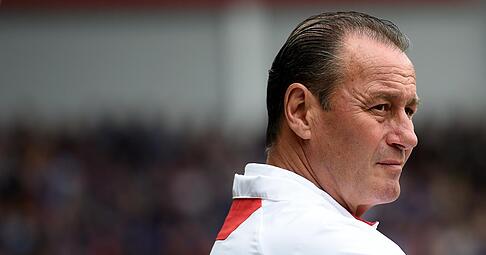 Fußball Bundesliga - 34. Spieltag: SC Paderborn - VfB Stuttgart am 23.05.2015 in der Benteler-Arena in Paderborn (Nordrhein-Westfalen). Stuttgarts Trainer Huub Stevens steht vor Spielbeginn am Spielfeldrand. Foto: Jonas Güttler/dpa (Wichtiger Hinweis: Aufgrund der Akkreditierungsbestimmungen der DFL ist die Publikation und Weiterverwertung im Internet und in Online-Medien während des Spiels auf insgesamt fünfzehn Bilder pro Spiel begrenzt.) +++(c) dpa - Bildfunk+++