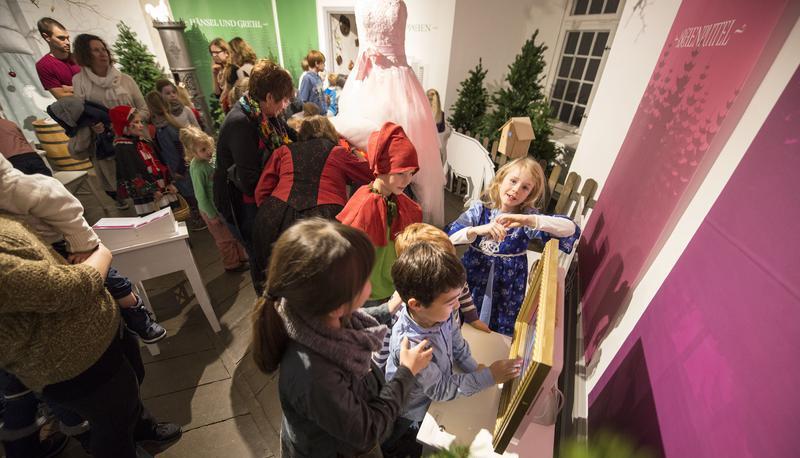 Die ersten Besucher nehmen die Ausstellung "Es war einmal..." im Schloss Gl&uuml;cksburg in Beschlag. Nach drei Tagen Aufbau durch ein Team aus Neckarsulm wurde sie Mitte der Woche er&ouml;ffnet.
Fotos: privat