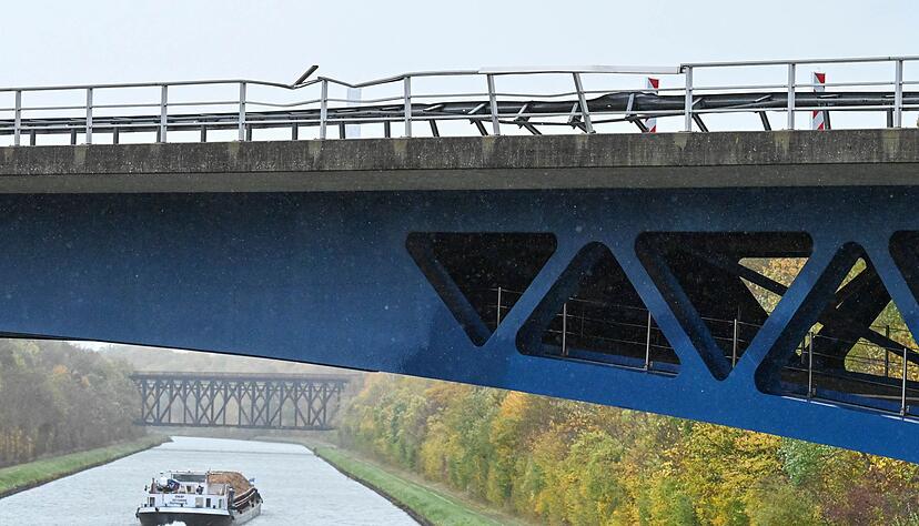 Die Polizei ermittelt zu den Hintergründen des Unfalls an der Brücke. Die Polizei ermittelt zu den Hintergründen des Unfalls an der Brücke.
