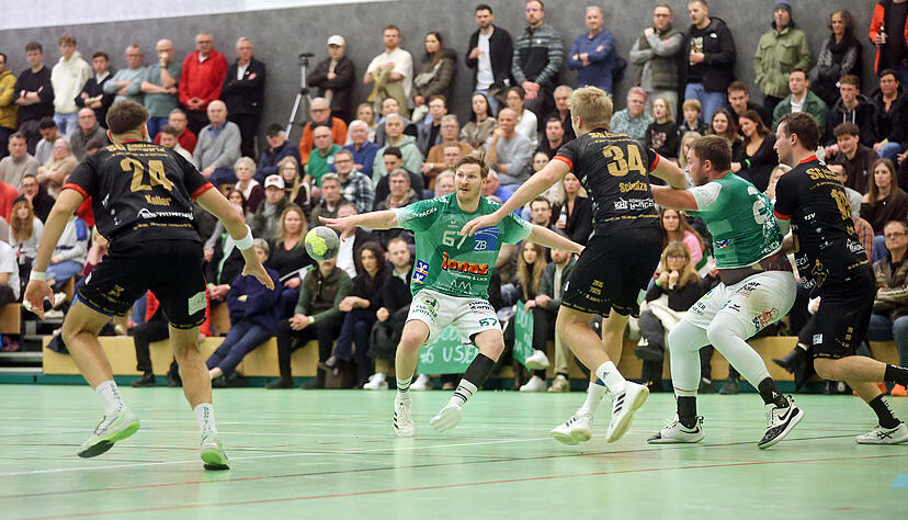 Stattliche Kulisse: Die Sandberghalle in Flein war beim Derby ausverkauft. Der TV Flein mit Sven Kroll (am Ball) unterlag in einem umk&auml;mpften Spiel 27:28.