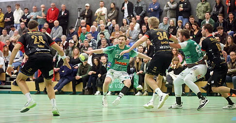 Stattliche Kulisse: Die Sandberghalle in Flein war beim Derby ausverkauft. Der TV Flein mit Sven Kroll (am Ball) unterlag in einem umkämpften Spiel 27:28. Stattliche Kulisse: Die Sandberghalle in Flein war beim Derby ausverkauft. Der TV Flein mit Sven Kroll (am Ball) unterlag in einem umkämpften Spiel 27:28.