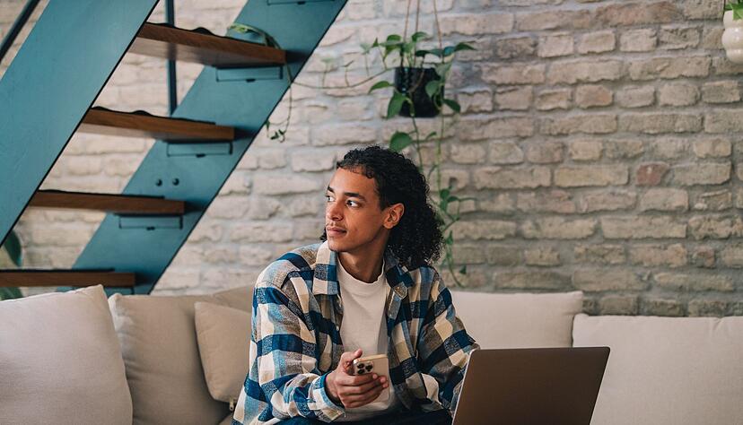 Passt die Einrichtungsidee zu meiner Wohnung und mir? KI kann bei der Beantwortung der Frage unterstützen. Doch wie Sie gerne wohnen wollen, das kann sie Ihnen nicht verraten. Passt die Einrichtungsidee zu meiner Wohnung und mir? KI kann bei der Beantwortung der Frage unterstützen. Doch wie Sie gerne wohnen wollen, das kann sie Ihnen nicht verraten.