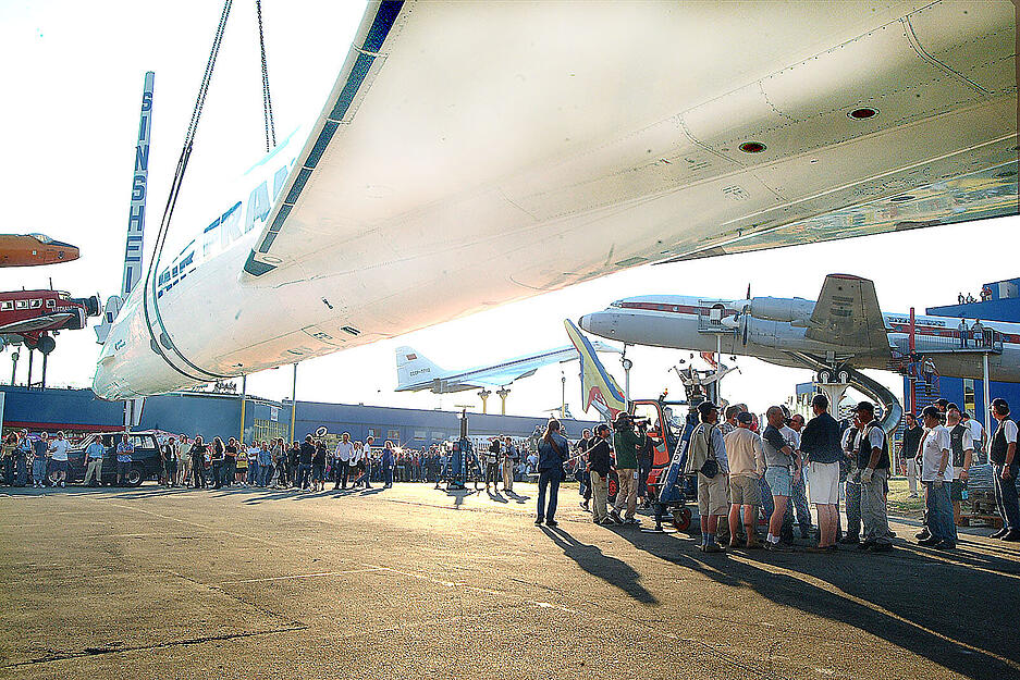 Juli 2003: Das Bild zeigt die Concorde nach ihrer Ankunft im Museum. Im Hintergrund ist das russische Überschallflugzeug Tupolev zu sehen.