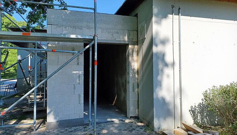 Der Rohbau des neuen Chlorgas-Raums ist fertig. Nun beginnt der Ausbau.
